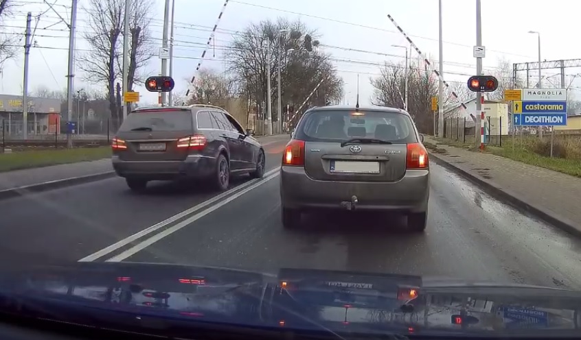 Wrocław głupota kierowcy i pieszego o krok od tragedii
