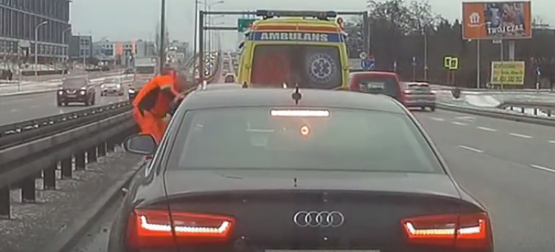 Warszawa Agresywny kierowca karetki blokuje Al