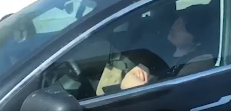 Drzemka podczas jazdy za kierownicą Tesli... (Video