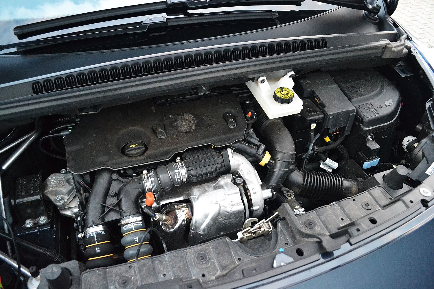 Peugeot 3008 дизель. Подкапотное Пежо 3008. Двигатель Peugeot 3008 1.6 2018. Подкапотное пространство Пежо 3008 дизель. Пежо 3008 21 года двигатель.