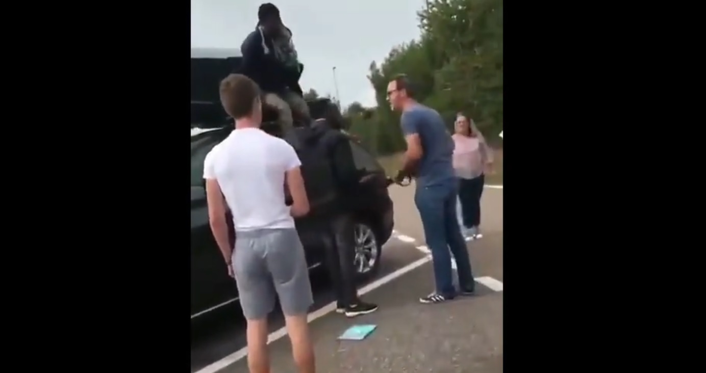 Usłyszeli hałas dobiegający z bagażnika: znaleźli w nim dwóch uchodźców (wideo)