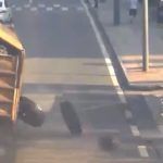 Latające opony sieją spustoszenie na ulicy - potrącenie pieszej (wideo)