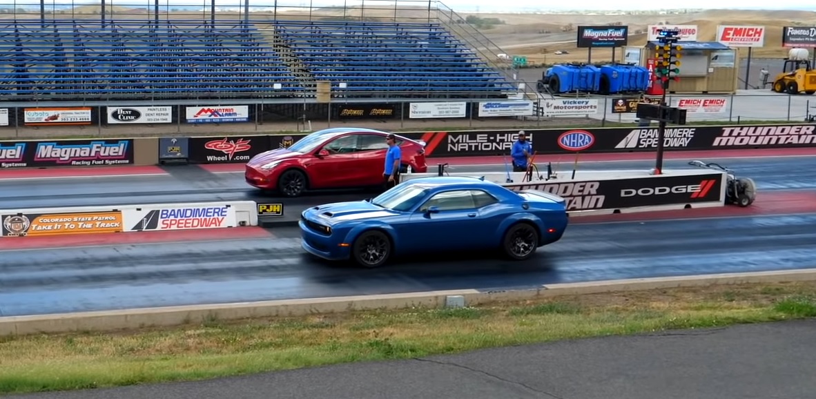 Dodge Challenger Hellcat vs kontra Tesla Model Y Performance