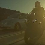 Motocyklista urwał lusterko w Tesli Model 3