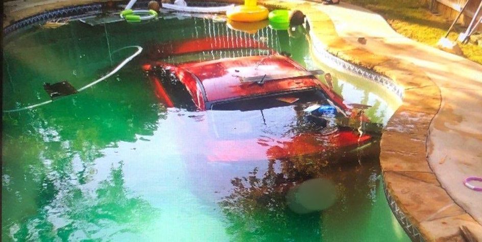 Pijany wjechał autem do basenu