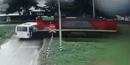 Skrajna głupota kierowcy autobusu - wjechał pod pociąg (wideo)