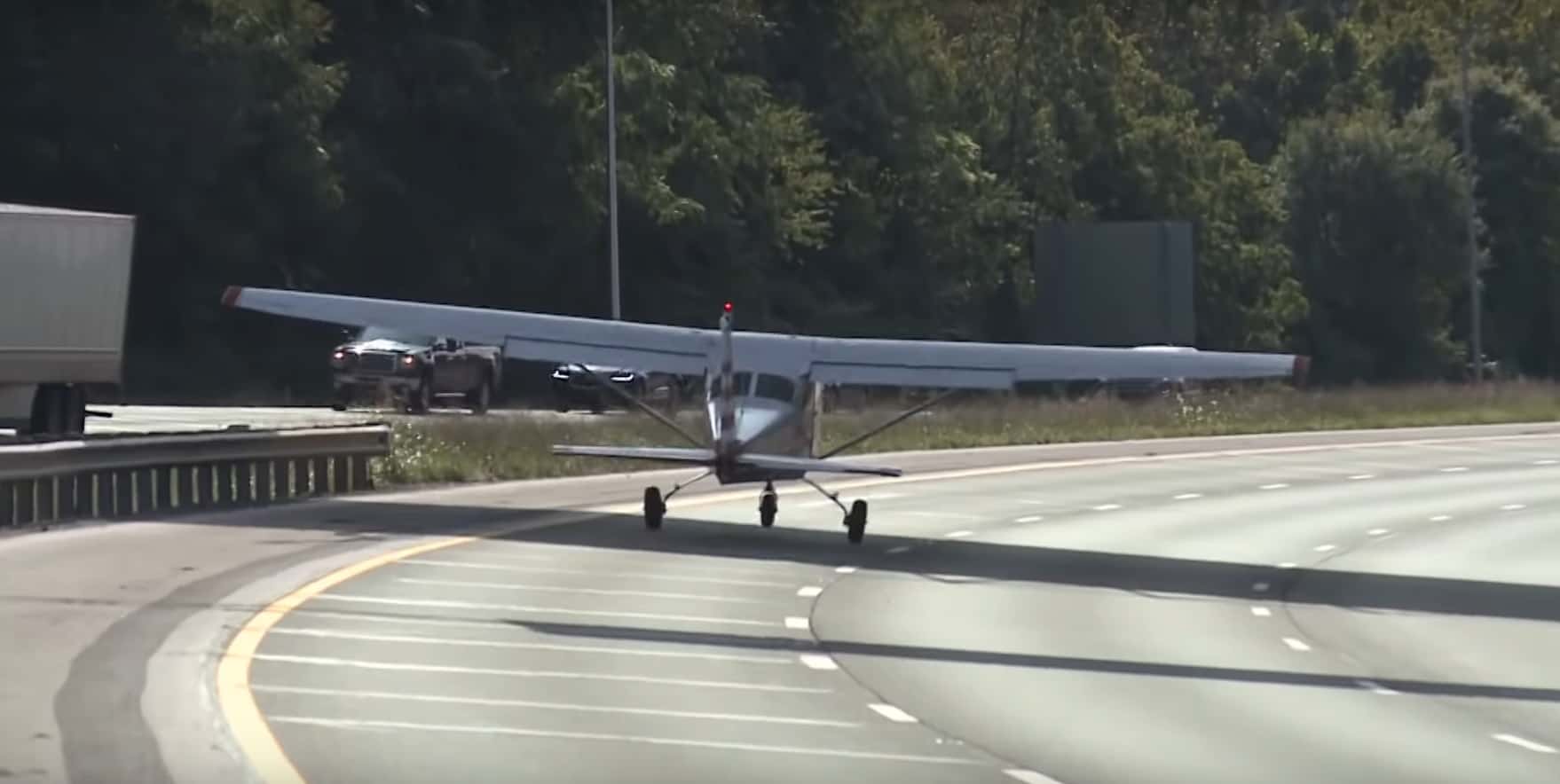 Awaryjne lądowanie na autostradzie - pilot Cessny zapomniał zatankować