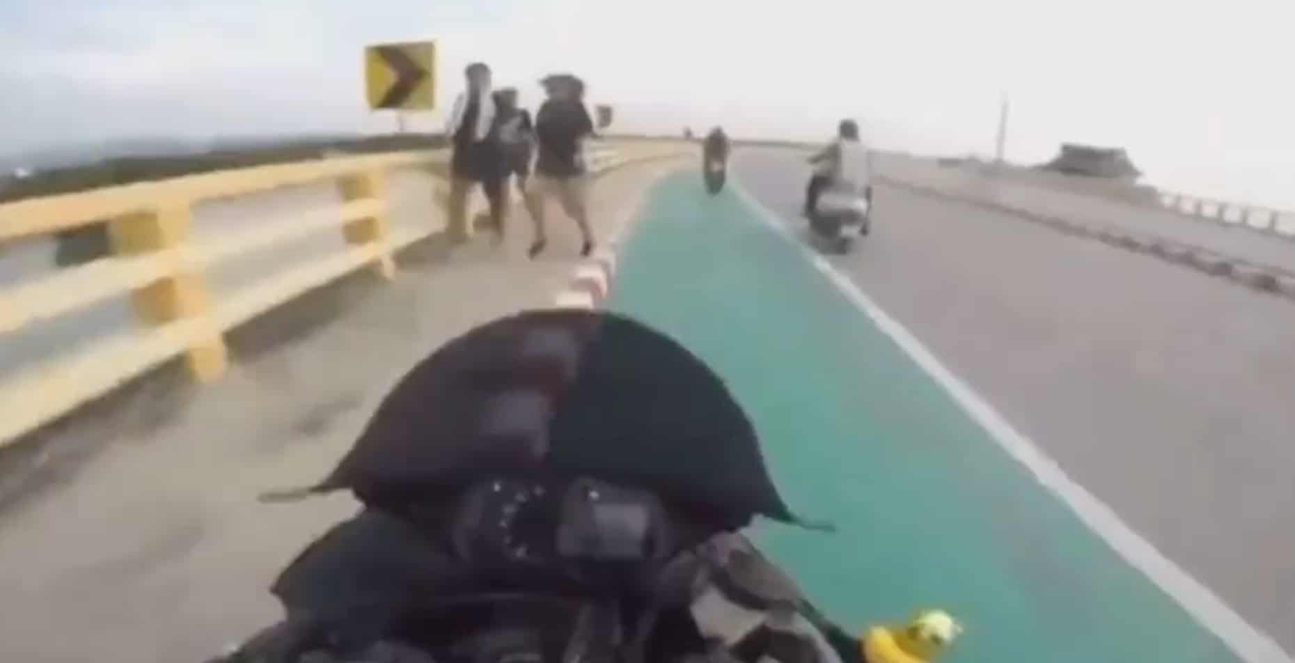 Nieudana jazda na jednym kole - motocyklista wjechał w pieszych