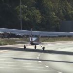 Awaryjne lądowanie na autostradzie - pilot Cessny zapomniał zatankować