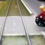Motocyklista wpadł pod rozpędzony tramwaj! Cudem uniknął śmierci