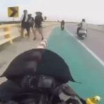 Nieudana jazda na jednym kole - motocyklista wjechał w pieszych