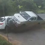 Nieuwaga kierującego pick-upem - fatalne zderzenie dwóch Toyot