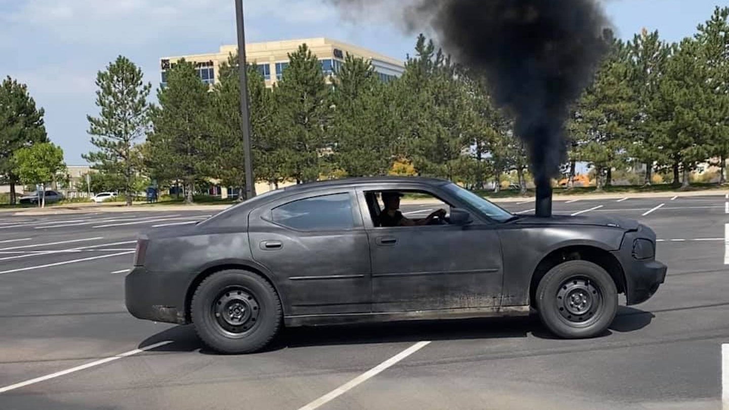 Dodge Charger z dymiącym dieslem