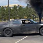 Dodge Charger z dymiącym dieslem