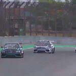 MINI na torze podczas wyścigu Mercedes Cup