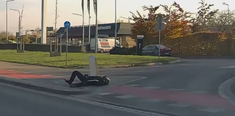 Wrocław wypadek motocyklisty i kierowca passata