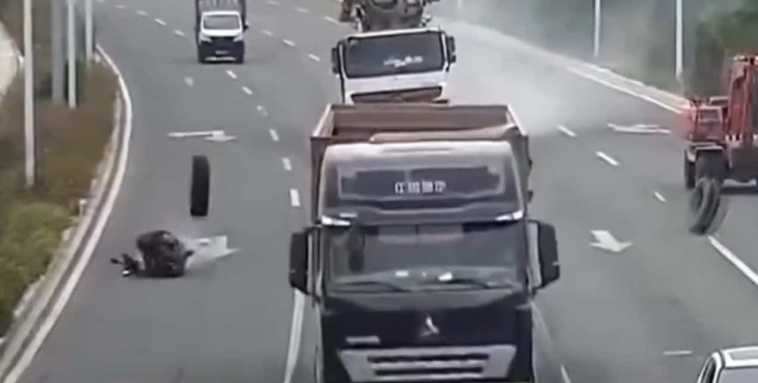 Wypadek skutera - urwane koło ciężarówki