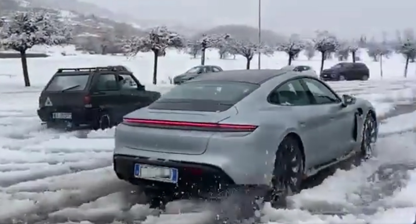 Porsche kontra Panda - drag race na śniegu