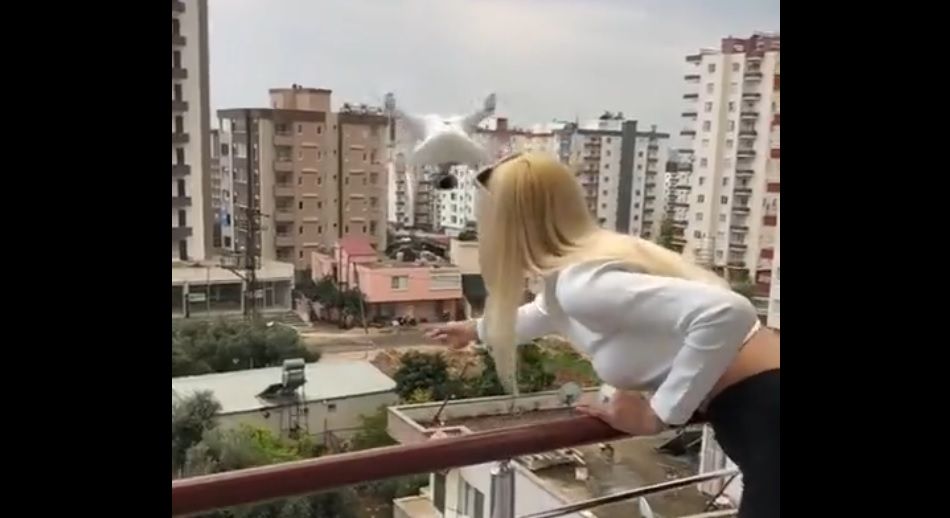 Dron wleciał w kobietę na balkonie