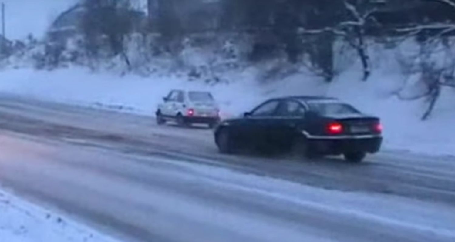 Maluch kontra BMW na śniegu