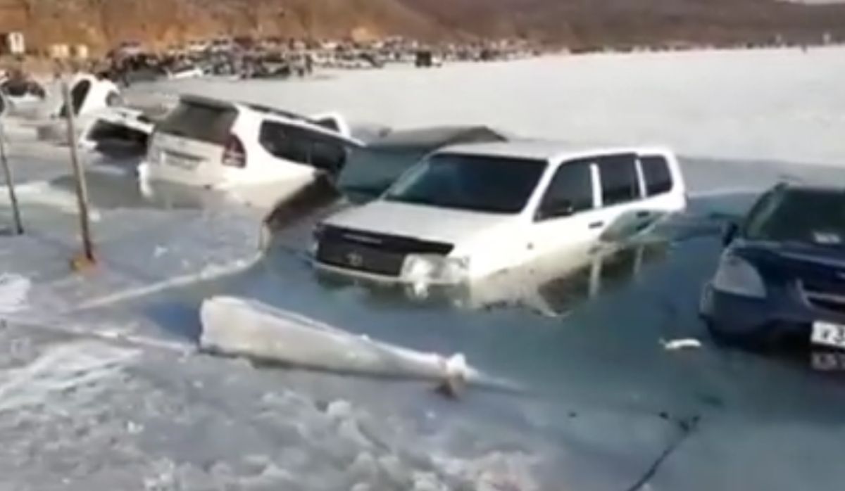 Lód nie wytrzymał ciężaru aut