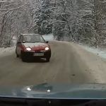 Czołówka na zaśnieżonej drodze