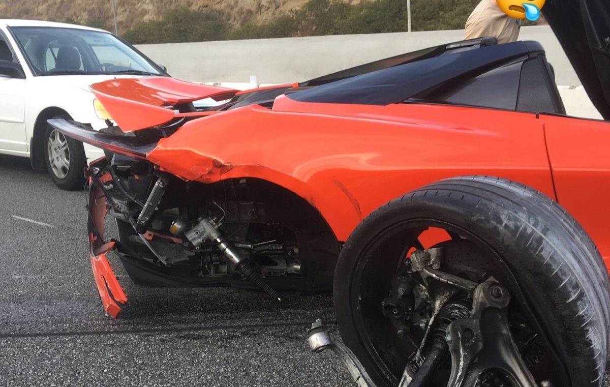 Rozbicie McLarena na autostradzie