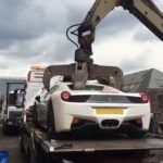 Zniszczenie Ferrari na złomowisku