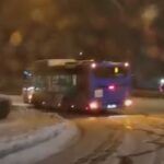 Kierowca autobusu na zaśnieżonej drodze