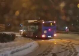 Kierowca autobusu na zaśnieżonej drodze