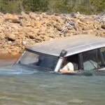 Stary Ranger Rover pokonuje rzekę