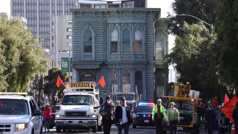 Transport domu przez ulice San Francisco