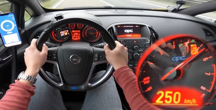 Opel Astra OPC J acceleration