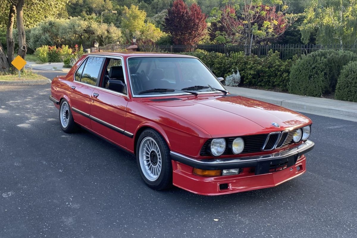 To BMW E28 przypomina, dlaczego warto kochać bawarskie klasyki. I może być  Twoje! - NaMasce