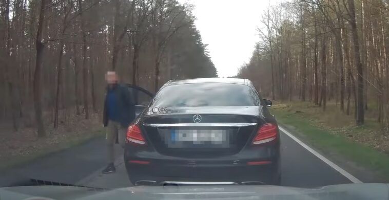 Agresor drogowy w Mercedesie