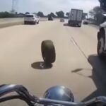 Wypadek motocyklisty po zderzeniu z kołem zapasowym