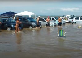 Przypływ zalał samochody na plaży