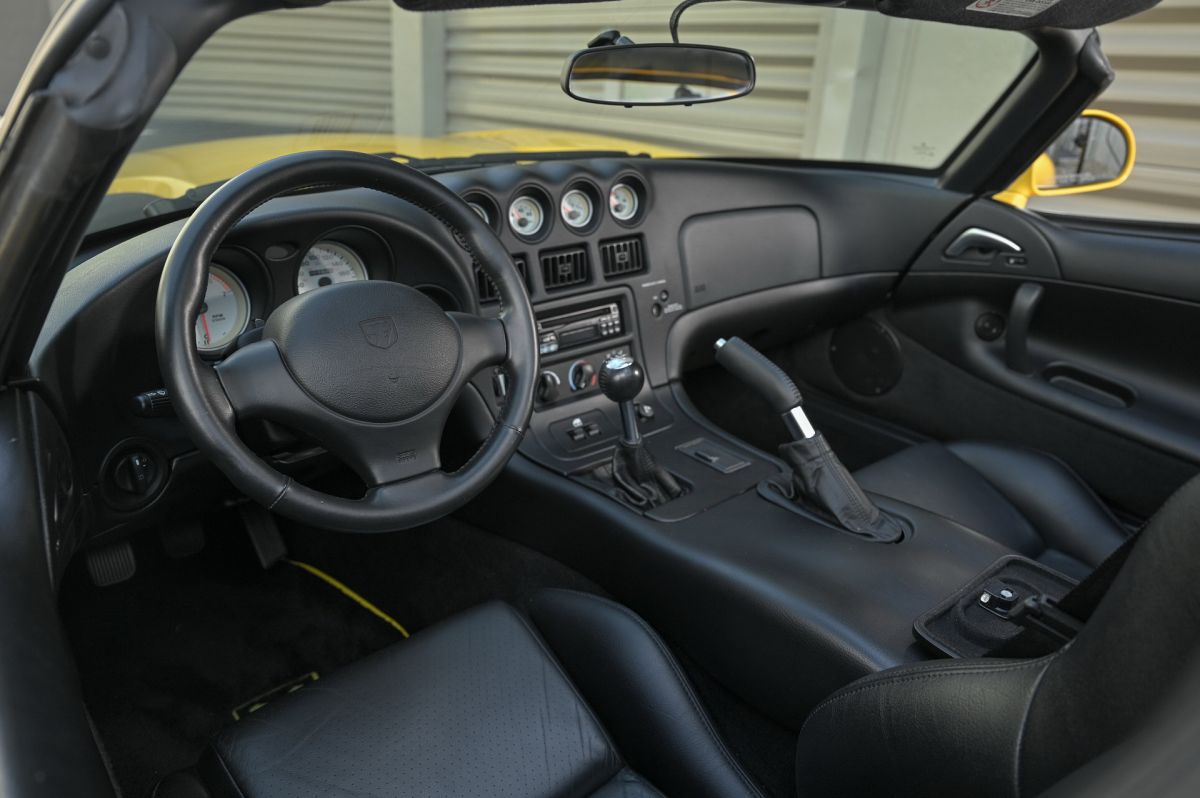 Dodge Viper 2002 interior