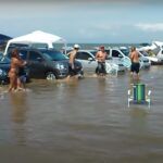 Przypływ zalał samochody na plaży