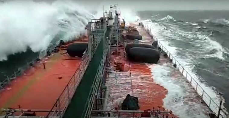 Rosyjski tankowiec podczas sztormu