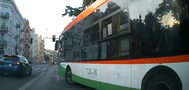 Frustrat z osobówki kontra kierowca trolejbusu