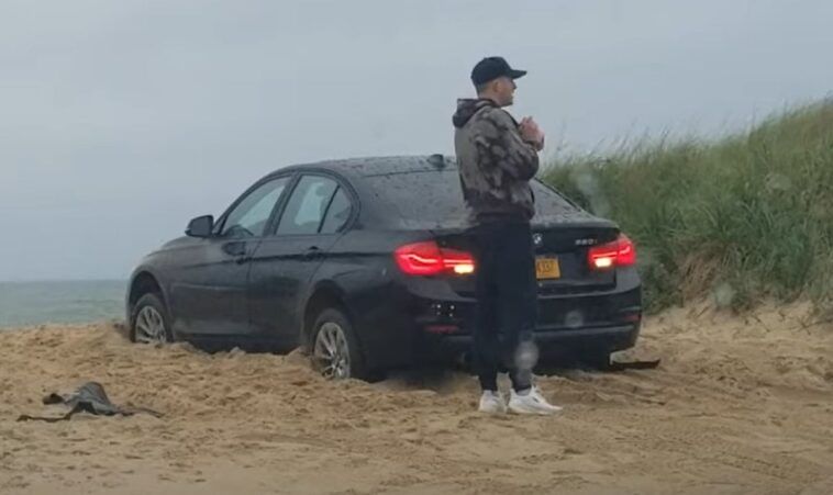 Pechowiec w BMW utknął na plaży
