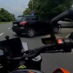 Nerwowy motocyklista kontra kierowca który wymusił pierwszeństwo