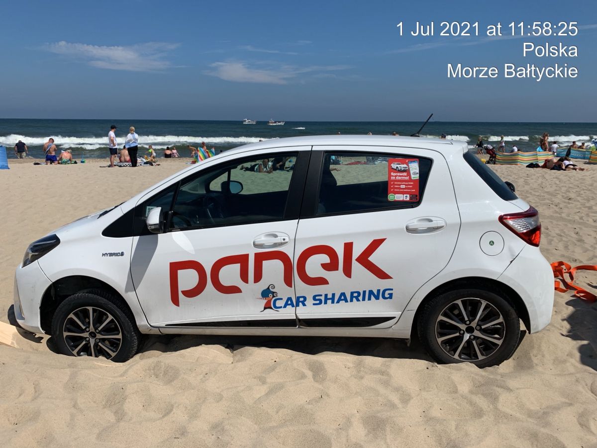 "Auto na minuty" porzucone na plaży we Władysławowie