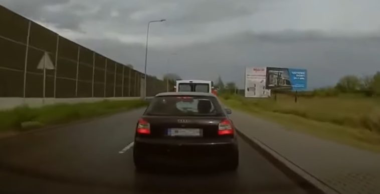 Cwaniak w Audi blokujący innego kierowcę
