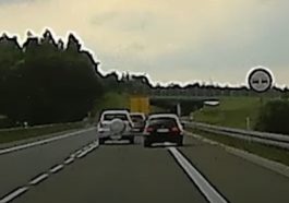 Kierowca BMW wyprzedza pasem awaryjnym