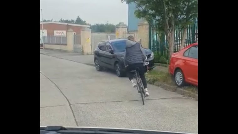 Nieuważny rowerzysta kontra zaparkowany samochód