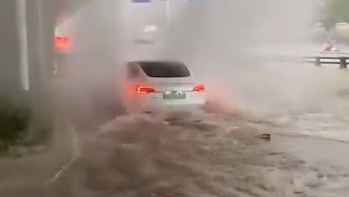 Tesla na zalanej drodze