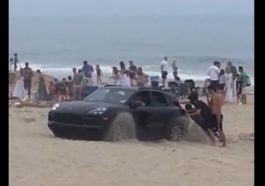 Kierowca zakopał się na plaży swoim Porsche
