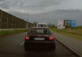 Cwaniak w Audi blokujący innego kierowcę